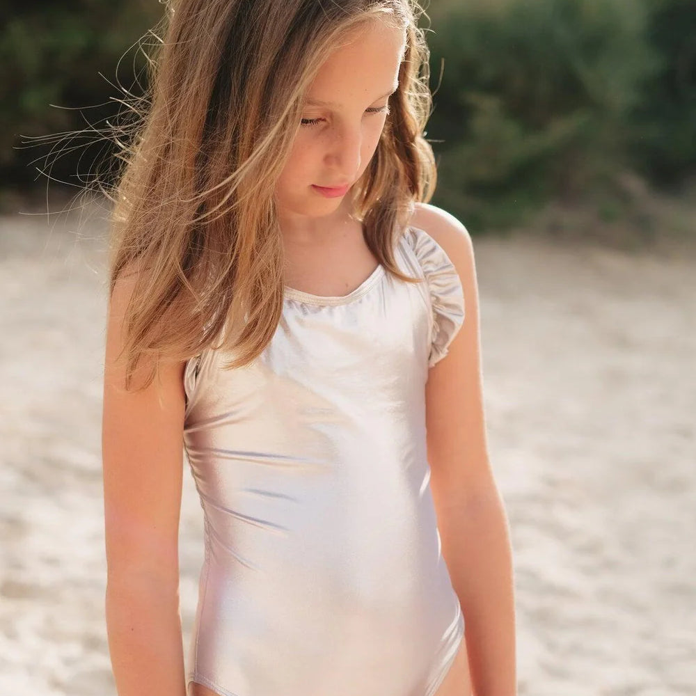 maillot-de-bain-une-piece-fille-argent-iridescent-lison-paris-2_8f45be76-886b-46a9-a212-0597d392930d_jpg.webp